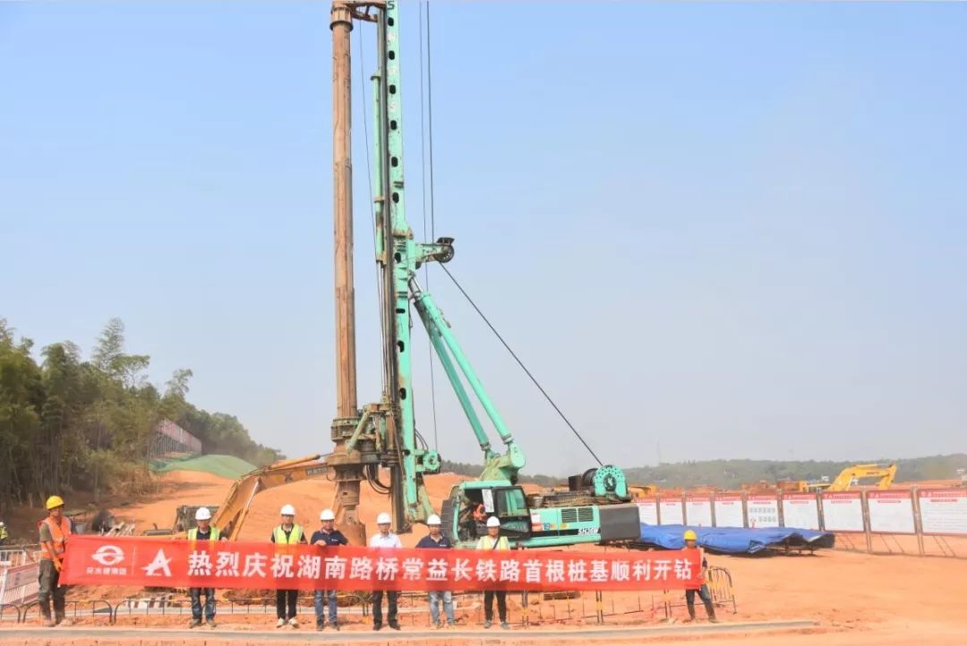 沅水特大橋?yàn)橐娉８咚贁U(kuò)容控制性工程，湖南隆盛達(dá)（盛仕達(dá)）為該項(xiàng)目建設(shè)供應(yīng)螺旋鋼管，用于橋梁樁基施工。