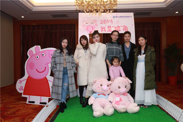 年會(huì)前大家歡樂合影 年會(huì)前大家歡樂合影